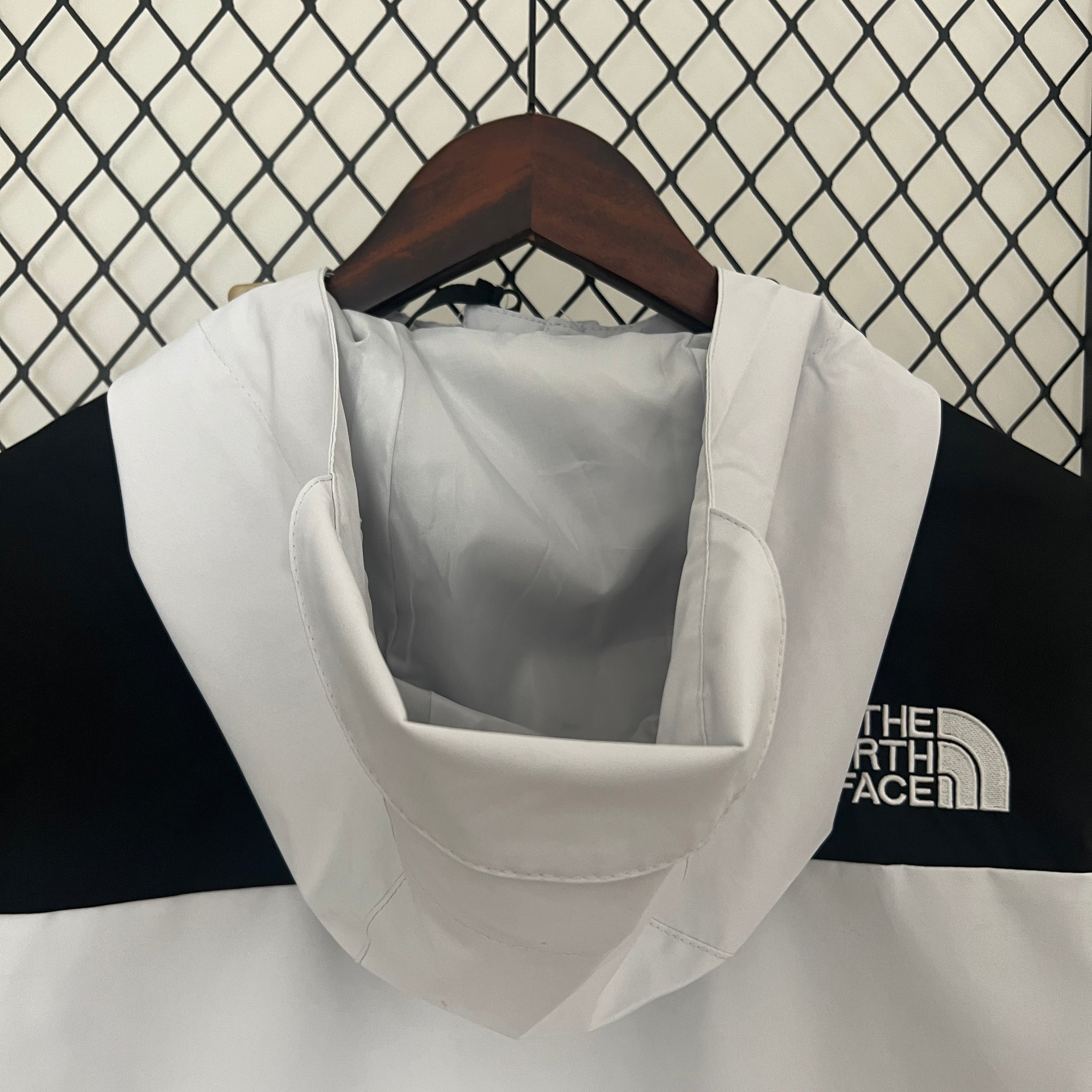 The North Face Windbreaker Weiß & Schwarz