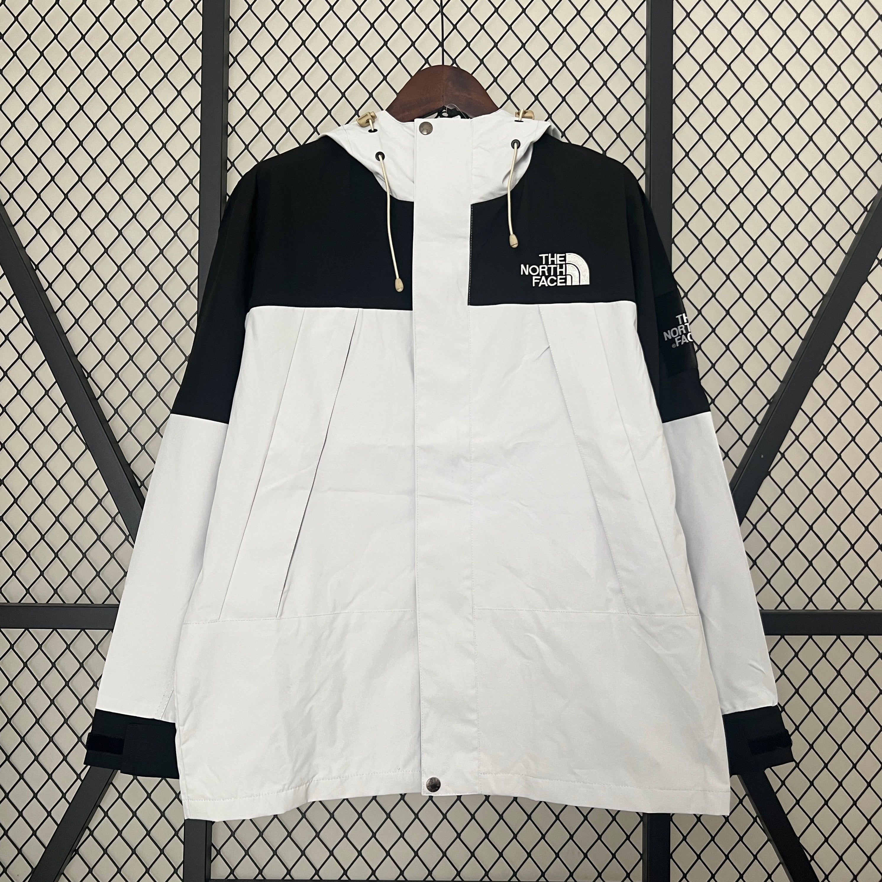 The North Face Windbreaker Weiß & Schwarz